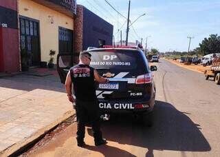 Investigador da Polícia Civil de Ribas diante de viatura. (Foto: Polícia Civil)