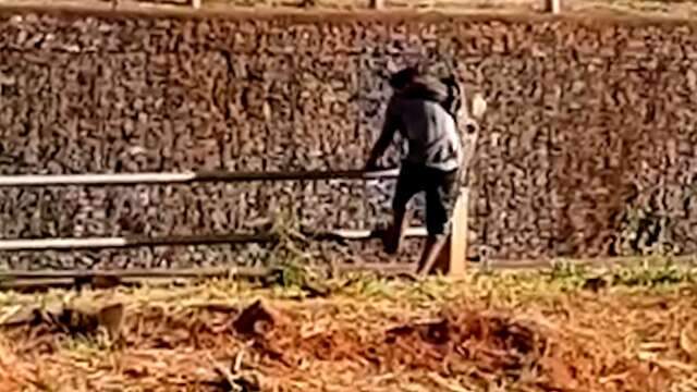 Na &quot;cara dura&quot;, homem tenta roubar barra de ferro de obra inacabada