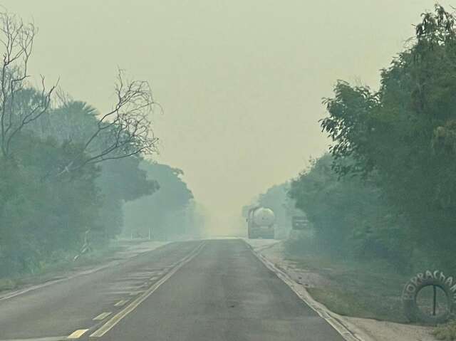 H&aacute; mais de 30h, equipe combate inc&ecirc;ndio que deixou rodovia encoberta por fuma&ccedil;a
