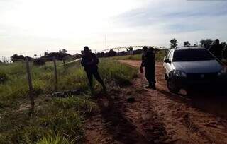 Policiais na região onde o corpo de Alex foi encontrado no sábado. (Foto: Reprodução ABC Color)