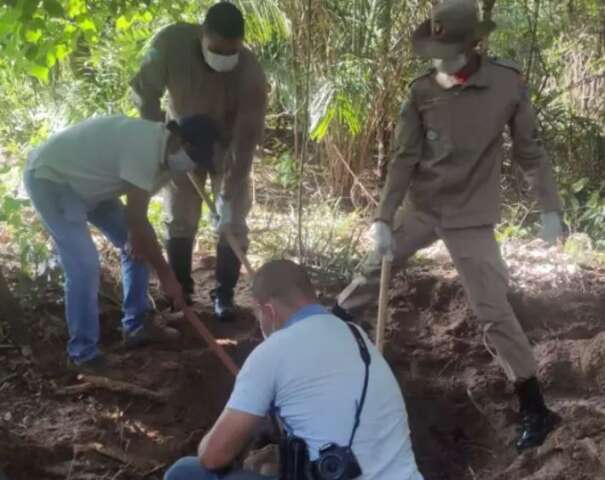 Pol&iacute;cia prende 2&ordm; suspeito e procura mais um que enterrou homem em cova rasa