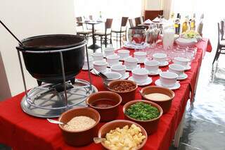 Almoço é super organizado, com temperos separados no buffet (Foto: Paulo Francis)