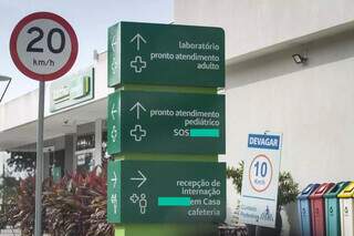 Placas de sinalização em estacionamento de hopsital de plano de saúde m Campo Grande. (Foto: Marcos Maluf)