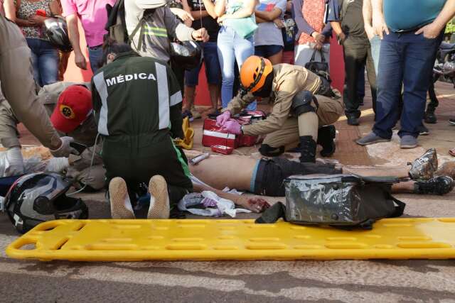 Motociclista &eacute; reanimado ap&oacute;s chocar-se com Gol no Parati