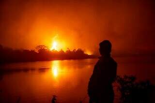 Ao olhar rapidamente, parece a imagem de um belo pôr do sol no Pantanal, mas é o fogo queimando o Cerrado. (Foto: José Medeiros)