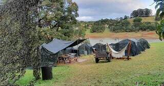 Participantes ficaram isoladas em acampamento para o programa. (Foto: Divulgação)