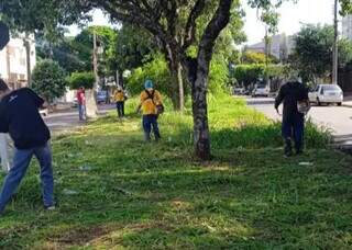 Funcionários da prefeitura de Dourados limpando canteiro central. (Foto: Divulgação)