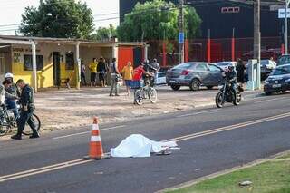 Thierri caiu no meio da Avenida das Bandeiras, em Campo Grande. (Foto: Henrique Kawaminami)