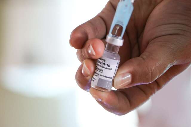 Sa&uacute;de libera 3&ordf; dose da vacina contra covid para adolescentes de 12 a 17 anos
