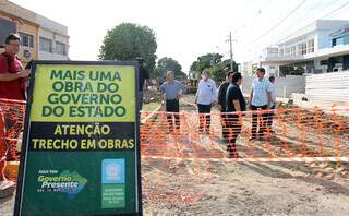 Governador durante visita a uma das obras em Corumbá. (Foto: Chico Ribeiro | Governo de MS)