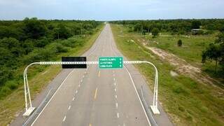 Trecho da rodovia do Chaco Paraguaio inaugurada em fevereiro deste ano, liga Porto Murtinho a Loma Plata, na fronteira com a Argentina – Foto: Reprodução