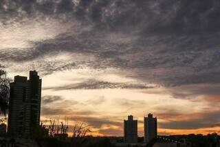 Céu com algumas nuvens na manhã de hoje visto do Santa Fé, na Capital. (Foto: Henrique Kawaminami)