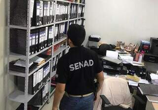 Agente da Senad em escritório de gestão de negócios em Pedro Juan Caballero. (Foto: Divulgação)