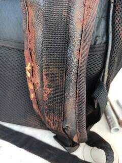 Mochila usada pela vítima tem marca do tiro em uma das alças. (Foto: Direto das Ruas)