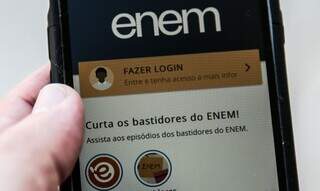 Aluno acessa aplicativo do Enem; taxa de hoje pode ser paga por boleto, Pix ou cartão de crédito. (Foto: Agência Brasil)