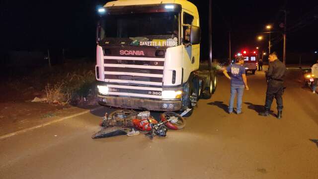 B&ecirc;bado e com luzes apagadas, caminhoneiro atropela motociclista