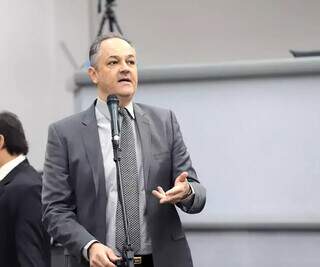 Vereador André Luís Soares, o “Prof. André” (Rede), em sessão na Câmara Municipal de Campo Grande. (Foto: Divulgação/CMCG)