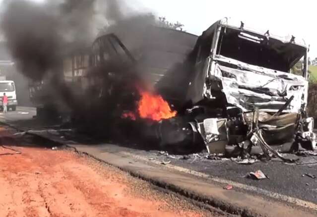 Colis&atilde;o e inc&ecirc;ndio envolvendo carretas em Eldorado fecha rodovia