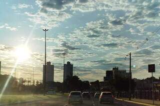 Campo Grande amanheceu com 19ºC, sol forte e algumas nuvens no céu. (Foto: Kísie Ainoã)