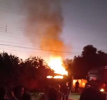 Incêndio destrói casa de madeira depois de morador dormir com panela no fogo