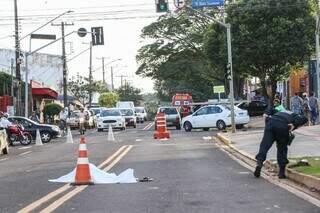 Empresário alvo de disparos morreu no meio da Avenida das Bandeiras (Foto: Henrique Kawaminami)