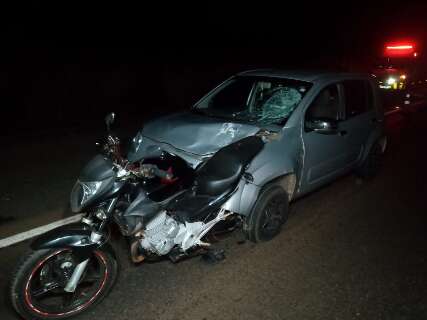 Moto fica presa a carro em atropelamento que resultou em morte de mulher 