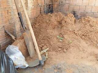 Ferramentas usadas por Antônio para cavar buraco na intenção de enterrar irmã. (Foto: Kísie Ainoã)