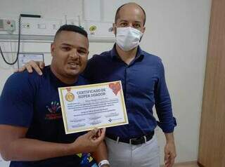 Thiago Marques ao lado do médico responsável pela transfusão. (Foto: Divulgação/Hemosul)