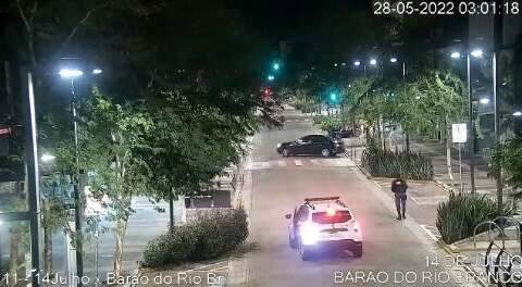 Vídeo mostra trio armado fugindo de abordagem no Centro