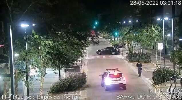V&iacute;deo mostra trio armado fugindo de abordagem no Centro