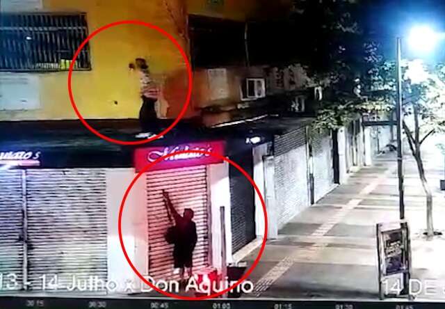 Dupla &eacute; presa pela GM ao ser flagrada pichando pr&eacute;dio no Centro