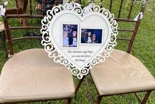 Fotos de Natanael e Sebastiana ficaram na primeira fileira de cadeiras. (Foto: Arquivo pessoal)