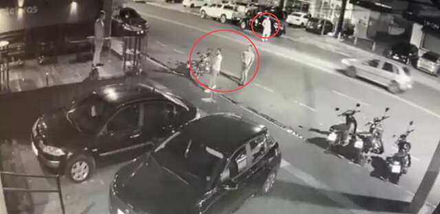 V&iacute;deo mostra trio que abandonou carro blindado abrindo fogo contra tabacaria
