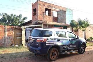 Viatura da Polícia Militar em frente à casa onde briga aconteceu (Foto: Paulo Francis)