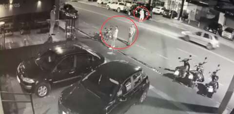 Vídeo mostra trio que abandonou carro blindado abrindo fogo contra tabacaria