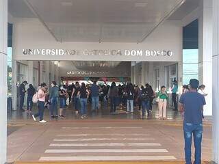 Portões da UCDB fecham aos candidatos às 8h. (Foto: Ana Paula Chuva)