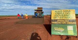 Já foram feitos 10 km de terraplanagem, mais 9km de base executada. (Fotos: Divulgação/Agesul)