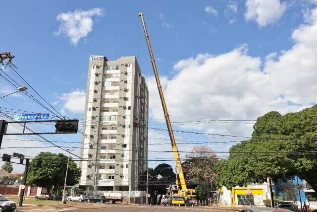 Guindaste de 60 metros para instala&ccedil;&atilde;o de painel vira atra&ccedil;&atilde;o no Centro