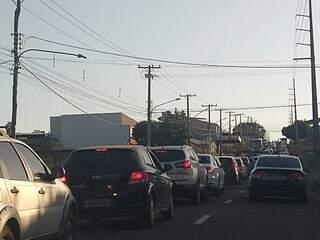 Trânsito cheio desde às 7h na Avenida Tamandaré, nas proximidades da UCDB. (Foto: Ana Paula Chuva)