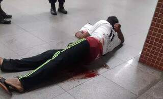 Vítima enquanto aguardava o Corpo de Bombeiros dentro do Terminal Rodoviário (Foto: Direto das Ruas) 
