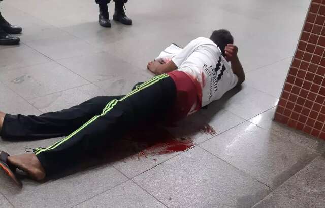 Ap&oacute;s ser baleado, homem pede socorro na rodovi&aacute;ria de Campo Grande 