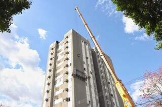 Estrutura sendo erguida até topo de prédio de 50 metros, em Campo Grande. (Foto: Paulo Francis)