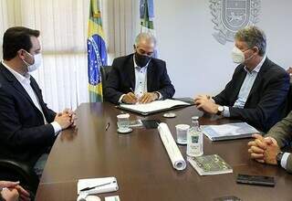 Governador Reinaldo Azambuja (ao centro) estará acompanhado do secretário da Semagro-MS, Jaime Verruck (à direita). Também participa da assinatura do convênio o governador do Paraná, Ratinho Júnior (à esquerda). (Foto: Divulgação)