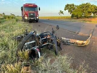 Motocicleta que era conduzida po Natáli ficou destruída. (Foto: Jornal da Nova)