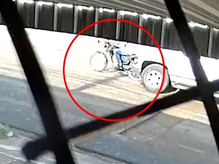 Motociclista é atropelado por camionete ao tentar escapar de buraco