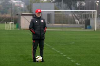 Técnico Mano Menezes observa treino no Colorado. (Foto: Divulgação)