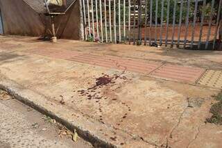 Ontem de manhã ainda havia marcas de sangue na calçada em frente à casa da vítima. (Foto: Paulo Francis)