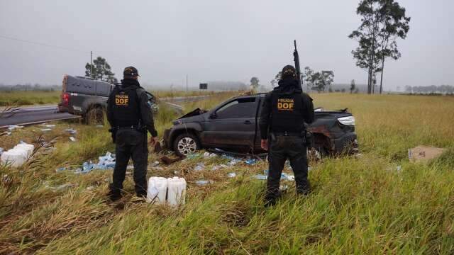 Jovem capota picape fugindo da pol&iacute;cia e espalha contrabando na estrada