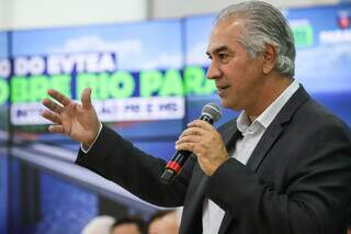 Governador Reinaldo Azambuja durante discurso.