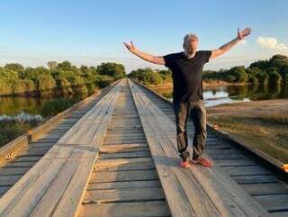 Em ponte na Estrada Parque, ator pede benção ao Pantanal. (Foto: Reprodução)